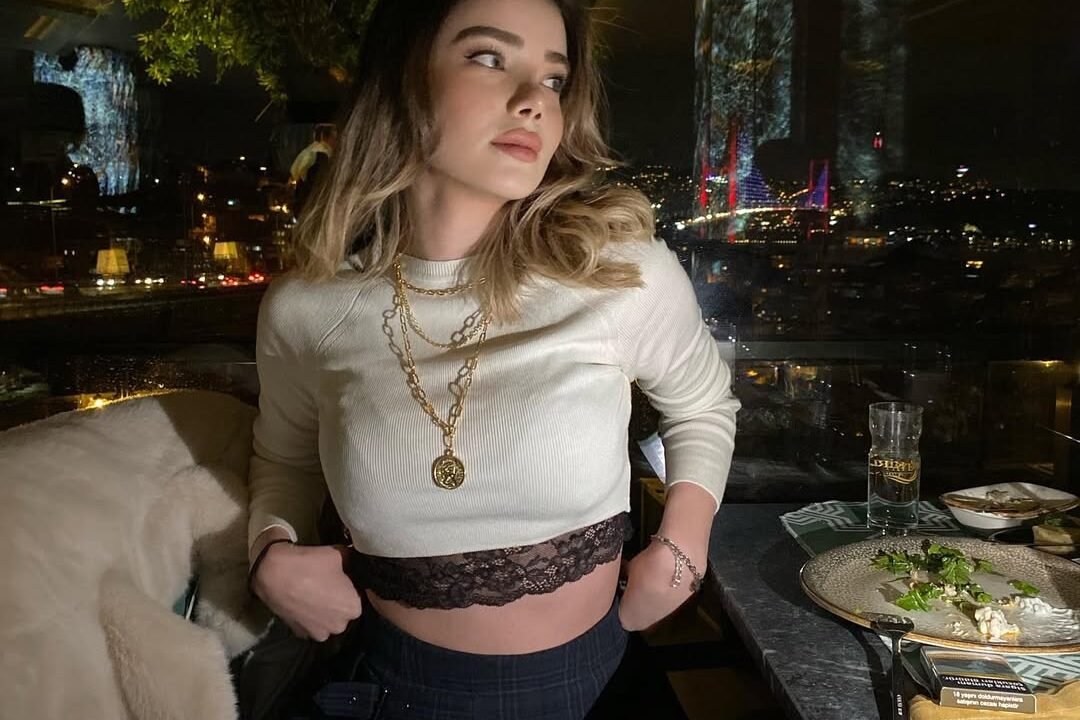 Ataşehir fantezi escort Mine, seksi iç çamaşırıyla otel odasında davetkar poz veren genç ve ateşli kadın