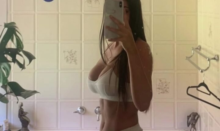 Anadolu Yakası VIP escort Hülya, şık iç çamaşırı ile otel odasında gülümseyen zarif ve seksi kadın
